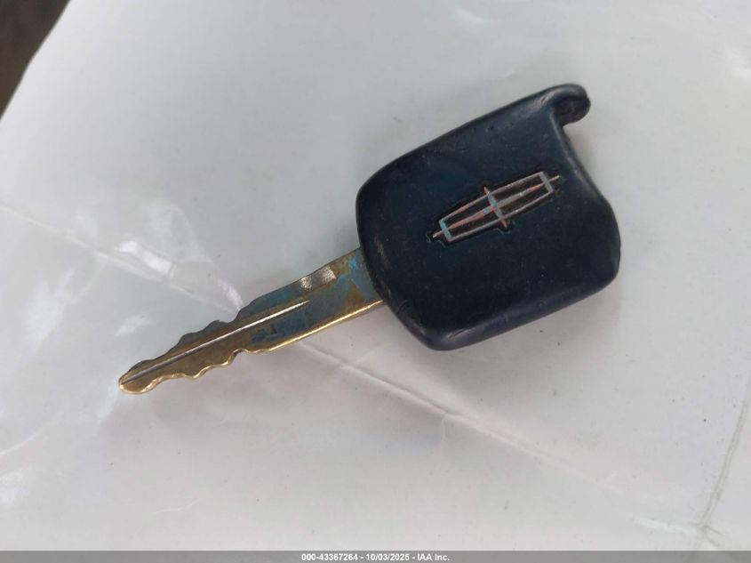 2005 Lincoln Town Car Signature Limited VIN: 1LNHM82W65Y626521 Lot: 43367264