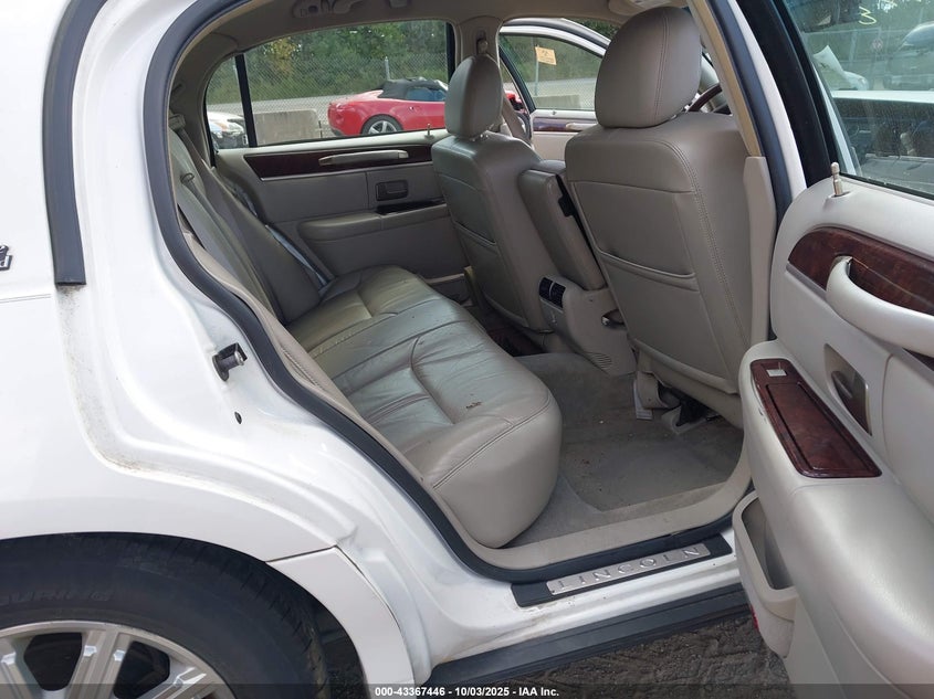 2009 Lincoln Town Car Signature Limited VIN: 2LNHM82V09X633512 Lot: 43367446