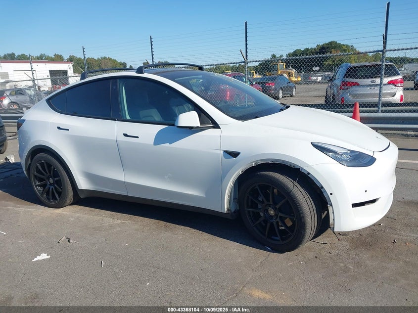 2022 Tesla Model Y Long Range Dual Motor All-Wheel Drive VIN: 7SAYGAEE1NF336521 Lot: 43368104