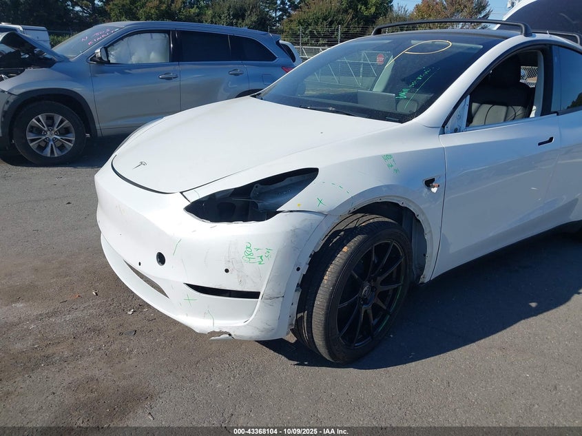 2022 Tesla Model Y Long Range Dual Motor All-Wheel Drive VIN: 7SAYGAEE1NF336521 Lot: 43368104