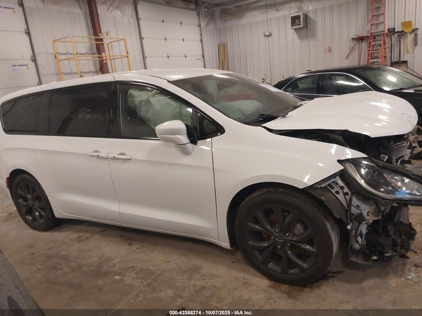 2020 Chrysler Pacifica Touring VIN: 2C4RC1FG0LR233170 Lot: 43368274