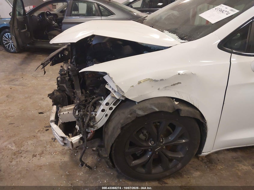 2020 Chrysler Pacifica Touring VIN: 2C4RC1FG0LR233170 Lot: 43368274