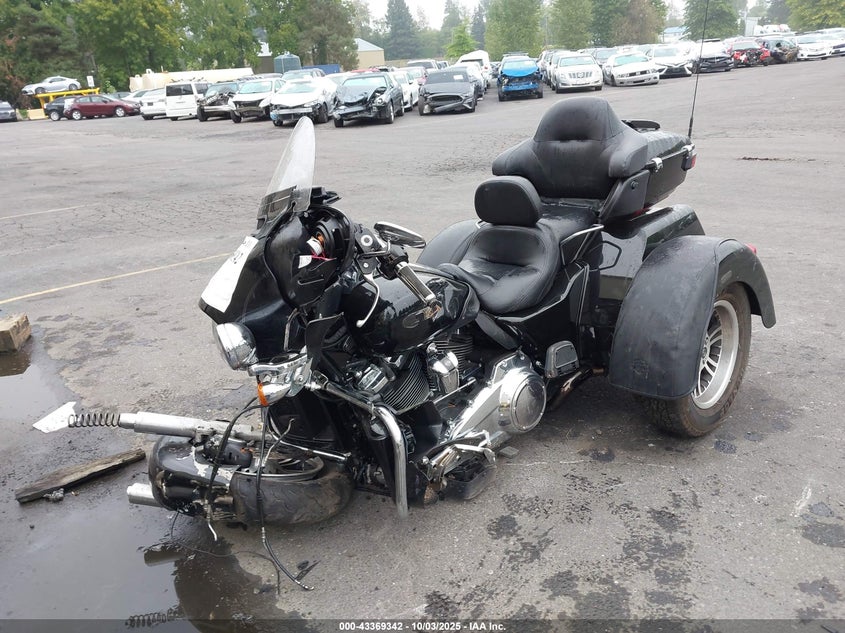 VIN 1HD1MAD18JB855549 2018 HARLEY-DAVIDSON FLHTCUTG TRI GLIDE ULTRA