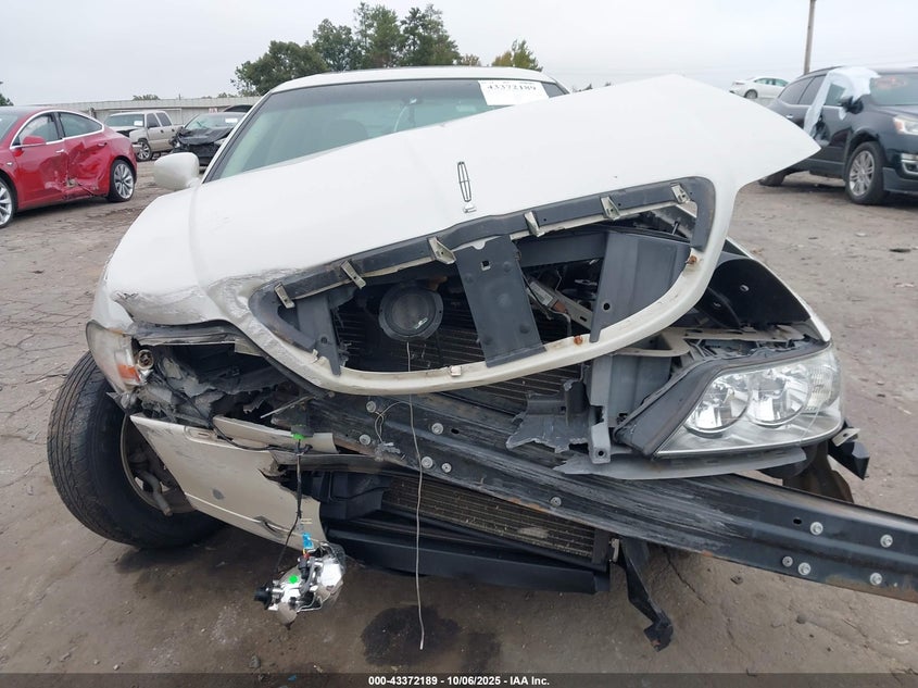 2004 Lincoln Town Car Signature VIN: 1LNHM81W84Y640937 Lot: 43372189