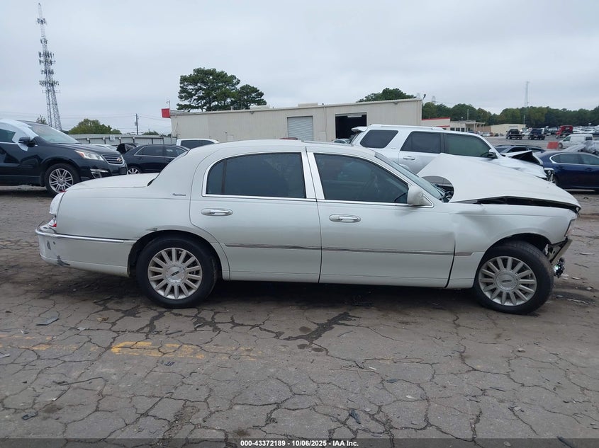 2004 Lincoln Town Car Signature VIN: 1LNHM81W84Y640937 Lot: 43372189