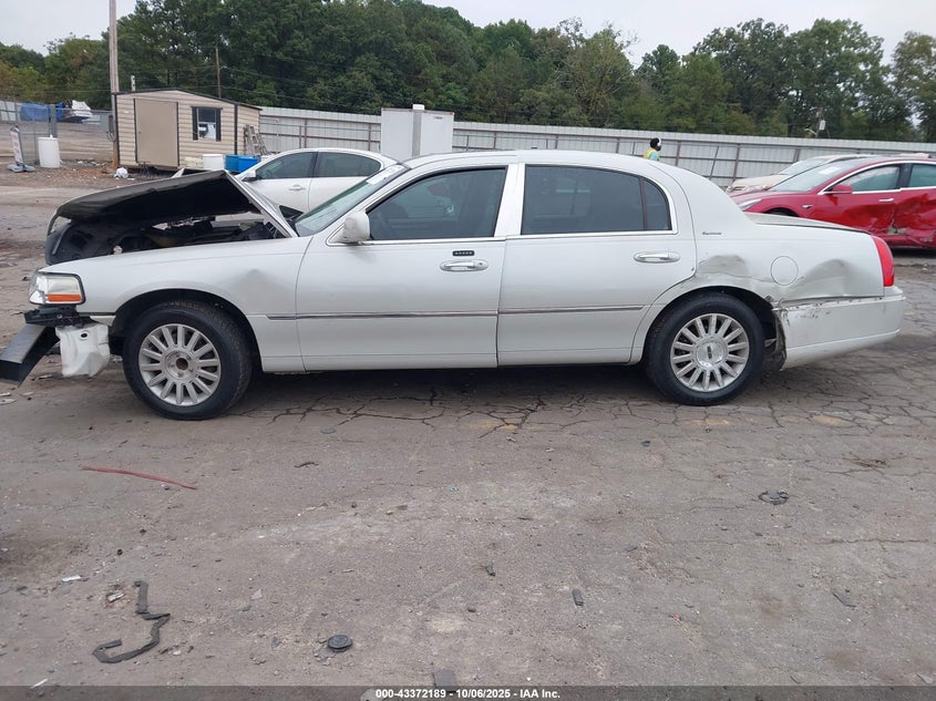 2004 Lincoln Town Car Signature VIN: 1LNHM81W84Y640937 Lot: 43372189