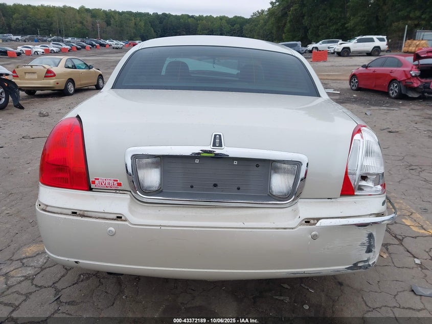 2004 Lincoln Town Car Signature VIN: 1LNHM81W84Y640937 Lot: 43372189