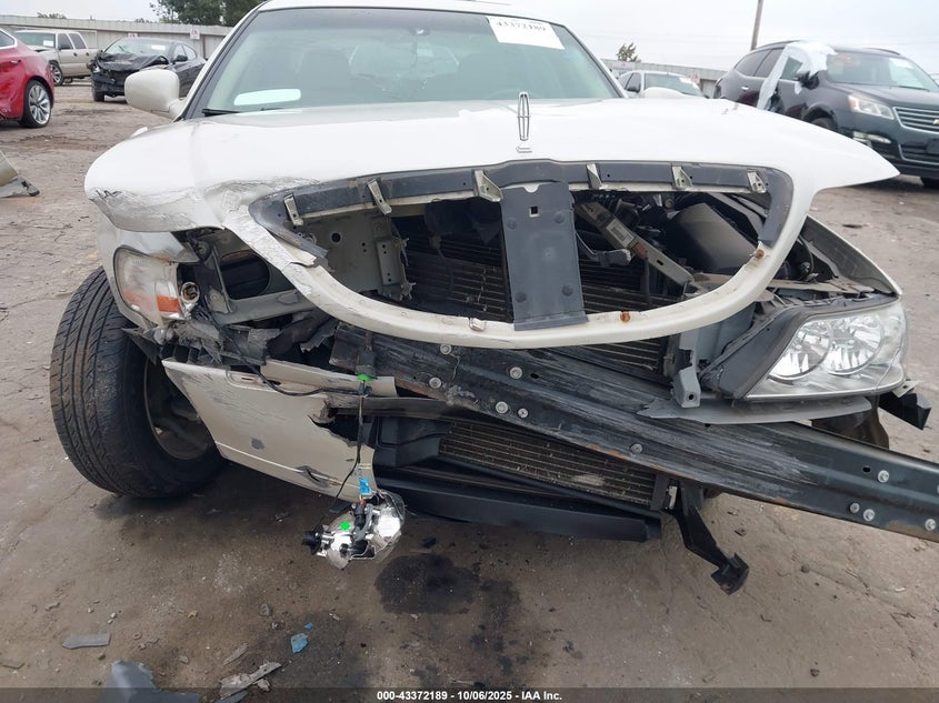 2004 Lincoln Town Car Signature VIN: 1LNHM81W84Y640937 Lot: 43372189