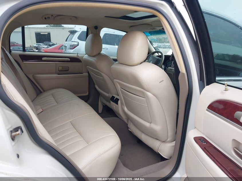 2004 Lincoln Town Car Signature VIN: 1LNHM81W84Y640937 Lot: 43372189