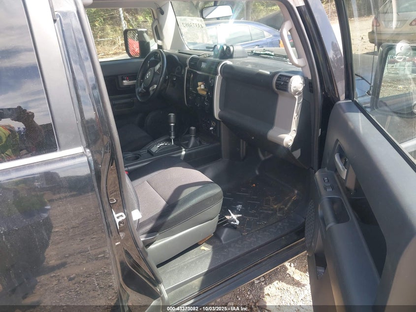 JTEBU11F570027108 2007 TOYOTA FJ CRUISER photo no. 5