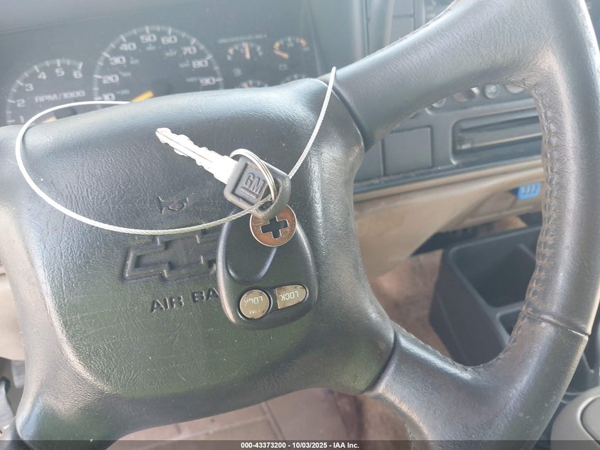 1999 Chevrolet Suburban 1500 Lt VIN: 3GNEC16R8XG253587 Lot: 43373200