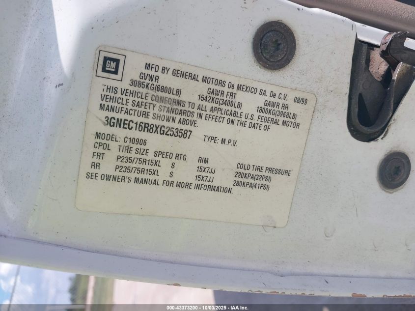 1999 Chevrolet Suburban 1500 Lt VIN: 3GNEC16R8XG253587 Lot: 43373200