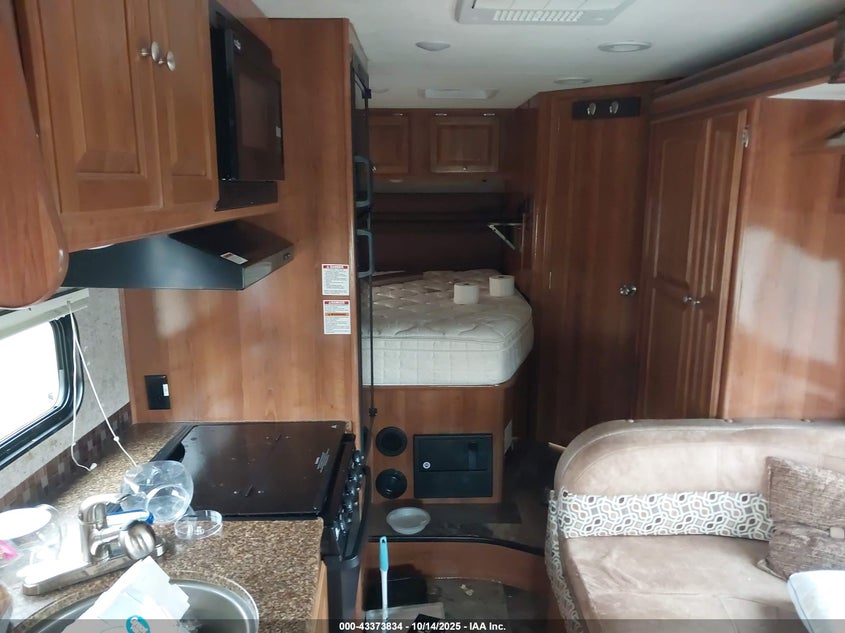 2017 Chevrolet Express Cutaway 4500 Series VIN: 1GB6GUCG6H1132843 Lot: 43373834