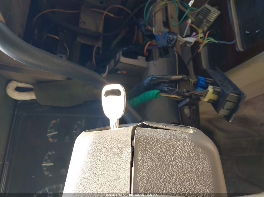 2000 Cadillac Escalade Standard VIN: 1GYEK13R2YR142481 Lot: 43374377