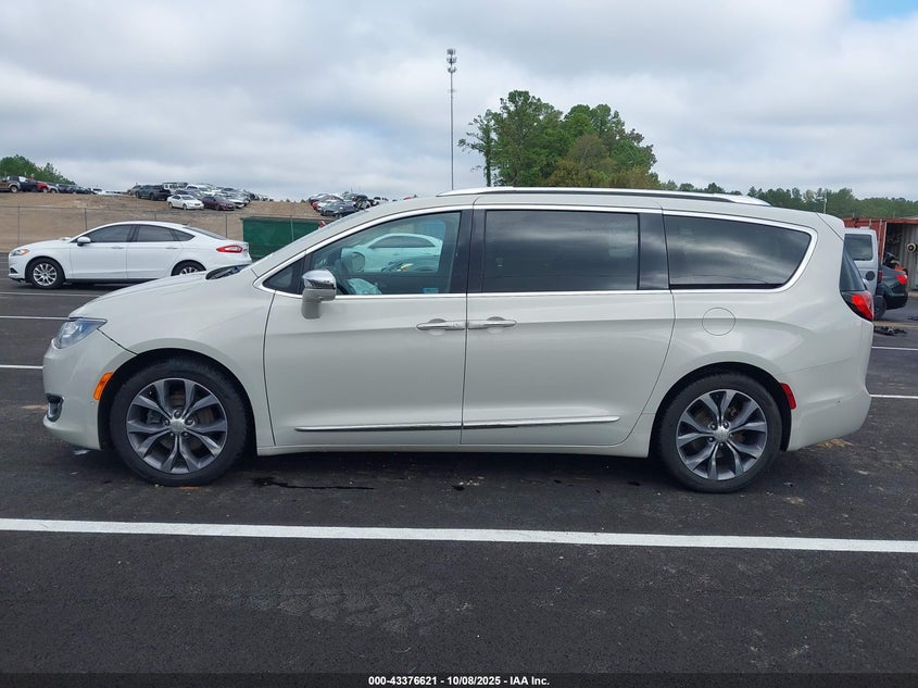 2017 Chrysler Pacifica Limited VIN: 2C4RC1GG5HR570312 Lot: 43376621