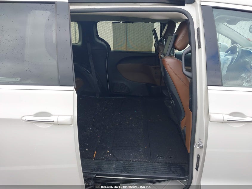 2017 Chrysler Pacifica Limited VIN: 2C4RC1GG5HR570312 Lot: 43376621