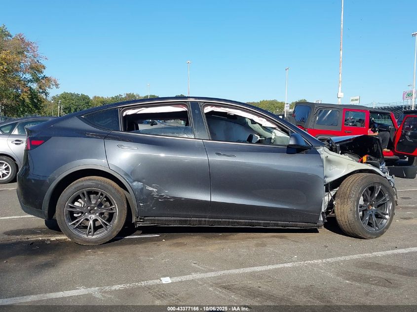 2025 Tesla Model Y Long Range Dual Motor Rear-Wheel Drive VIN: 7SAYGDED8SF266679 Lot: 43377166