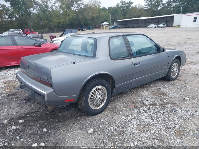1G3EZ1135HU306920 1987 OLDSMOBILE TORONADO photo no. 4