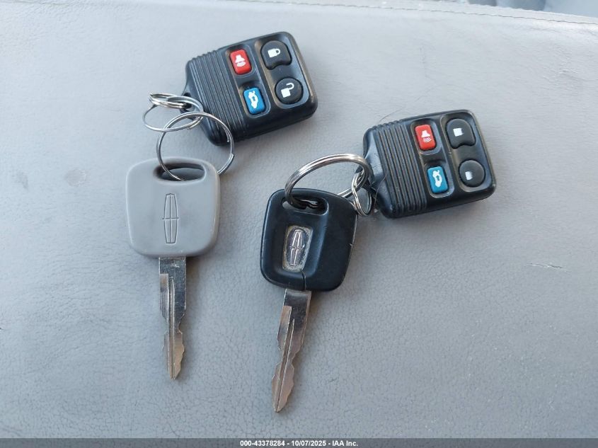 2002 Lincoln Town Car Signature VIN: 1LNHM82W52Y650580 Lot: 43378284