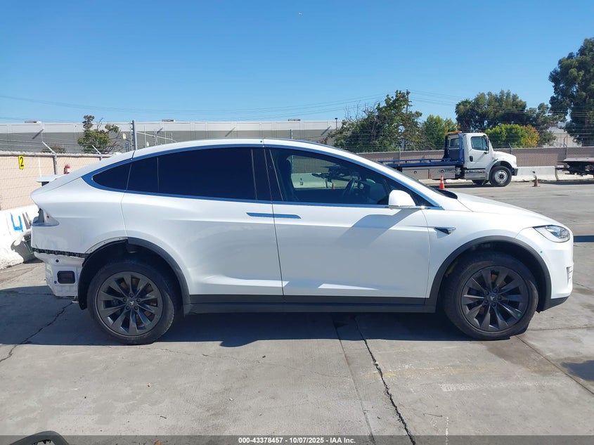 2018 Tesla Model X 100D/75D/P100D VIN: 5YJXCAE20JF127078 Lot: 43378457
