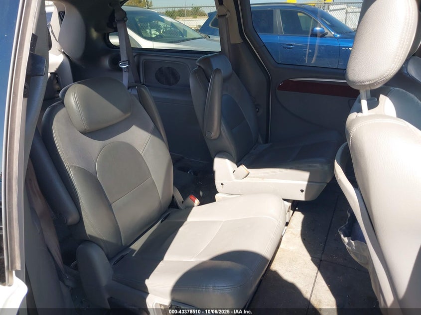 2005 Chrysler Town & Country Limited VIN: 2C4GP64L05R213951 Lot: 43378510