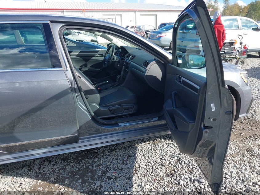 2017 VOLKSWAGEN PASSAT 1.8T R-LINE 1VWDT7A38HC059590