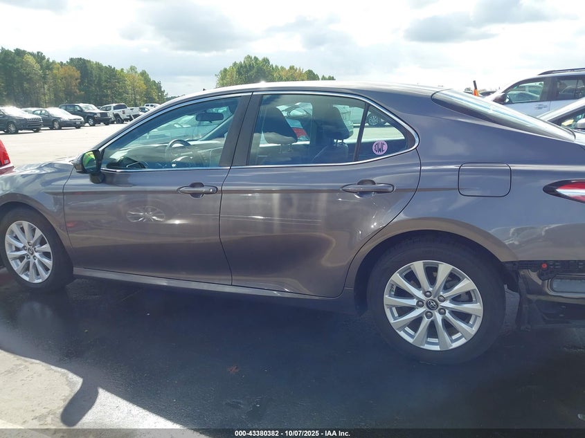 2018 Toyota Camry Le VIN: 4T1B11HKXJU509228 Lot: 43380382