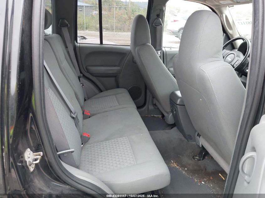 2005 Jeep Liberty Sport VIN: 1J4GL48K75W703127 Lot: 43381117