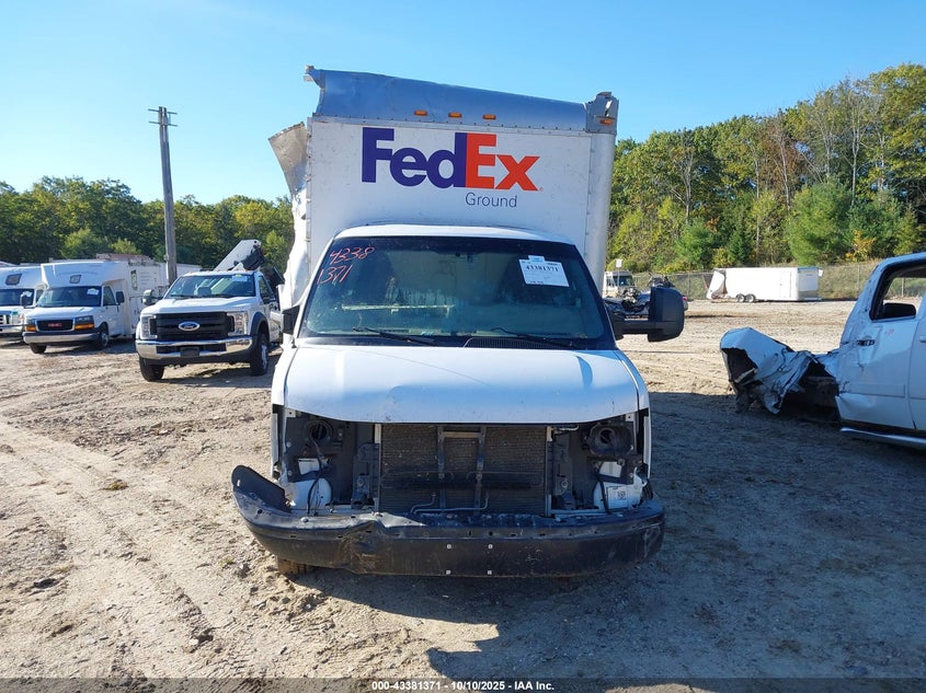 2017 GMC Savana Cutaway Work Van VIN: 7GZ37TCG5HN002735 Lot: 43381371