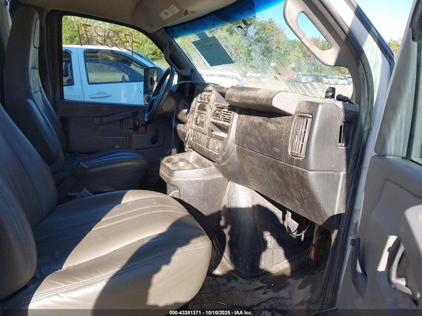 2017 GMC Savana Cutaway Work Van VIN: 7GZ37TCG5HN002735 Lot: 43381371