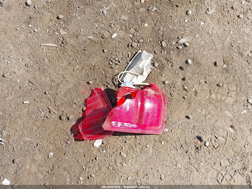 2000 Ford Expedition Eddie Bauer VIN: 1FMPU18L2YLB26888 Lot: 43381943