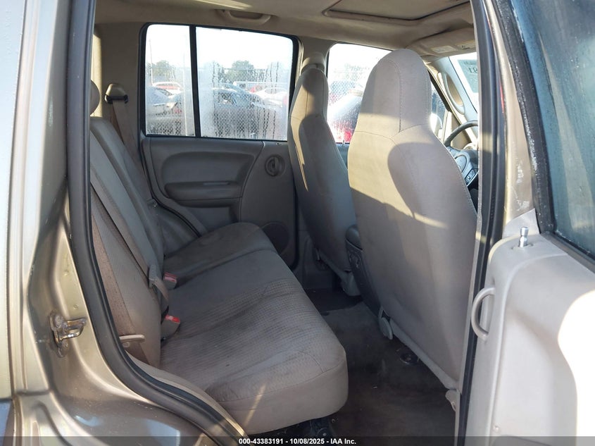 2004 Jeep Liberty Sport VIN: 1J4GL48KX4W286987 Lot: 43383191