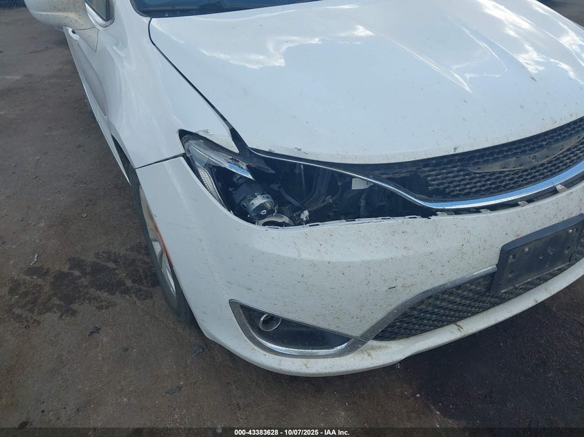 2017 Chrysler Pacifica Touring-L VIN: 2C4RC1BG3HR739136 Lot: 43383628