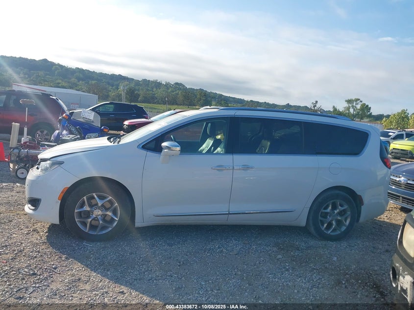 2017 Chrysler Pacifica Limited VIN: 2C4RC1GG5HR703652 Lot: 43383672