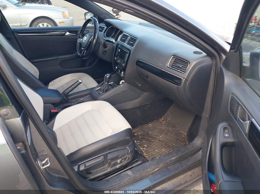 2015 VOLKSWAGEN JETTA 1.8T SPORT - 3VWD17AJXFM418616