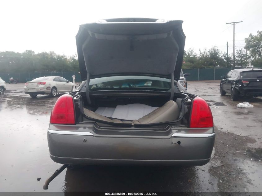 2003 Lincoln Town Car Signature VIN: 1LNHM82W83Y687270 Lot: 43386669