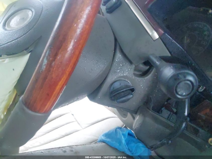 2003 Lincoln Town Car Signature VIN: 1LNHM82W83Y687270 Lot: 43386669