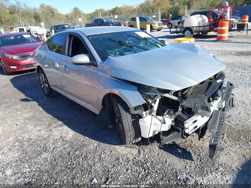 NISSAN ALTIMA SV FWD