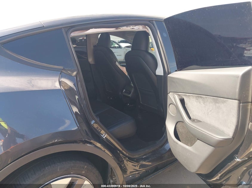 2024 Tesla Model Y Long Range Dual Motor All-Wheel Drive VIN: 7SAYGDEEXRA253500 Lot: 43390919