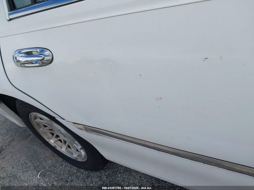 1999 Lincoln Town Car Signature VIN: 1LNHM82W9XY699661 Lot: 43391765