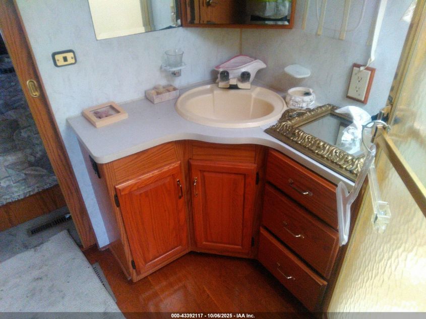 1999 Ford F550 Super Duty Stripped Chass VIN: 3FCNF53S7XJA17918 Lot: 43392117