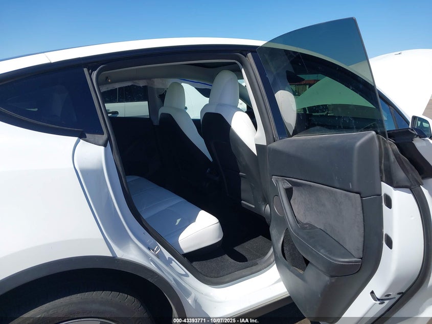 2023 Tesla Model Y Awd/Long Range Dual Motor All-Wheel Drive VIN: 7SAYGDEE1PF826879 Lot: 43393771