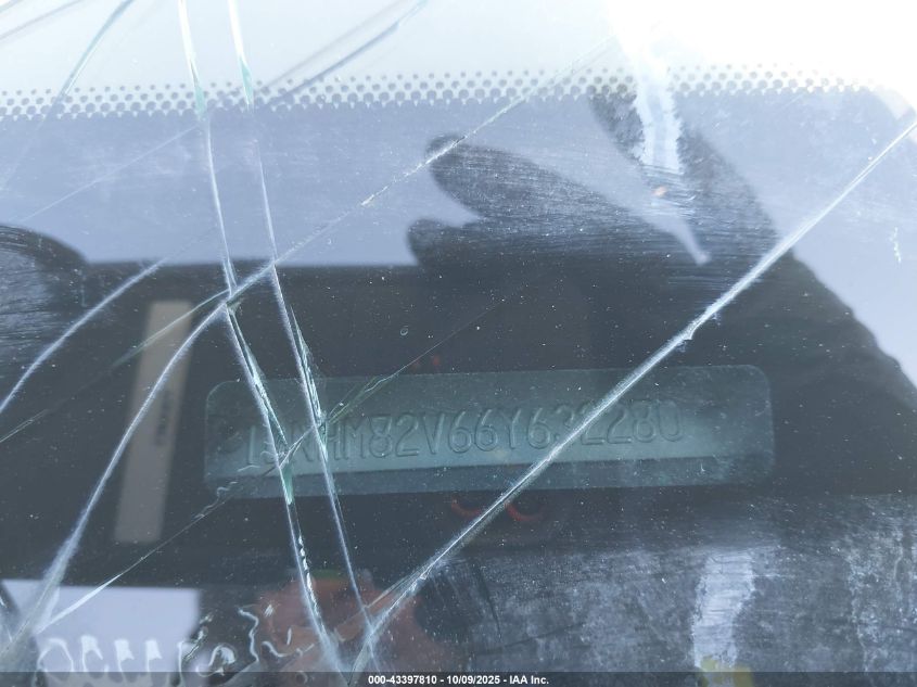 2006 Lincoln Town Car Signature Limited VIN: 1LNHM82V66Y632280 Lot: 43397810