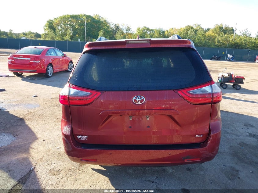 TOYOTA SIENNA - zdjęcie 16