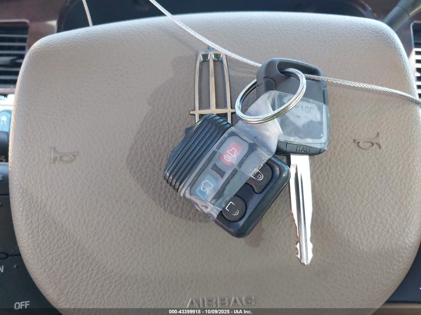 2009 Lincoln Town Car Signature Limited VIN: 2LNHM82V19X601474 Lot: 43399918