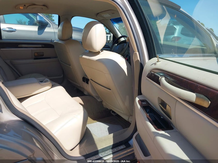 2009 Lincoln Town Car Signature Limited VIN: 2LNHM82V19X601474 Lot: 43399918