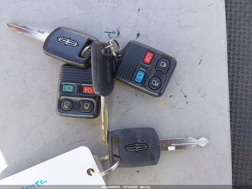 2011 Lincoln Town Car Signature Limited VIN: 2LNBL8CV2BX759349 Lot: 43400293