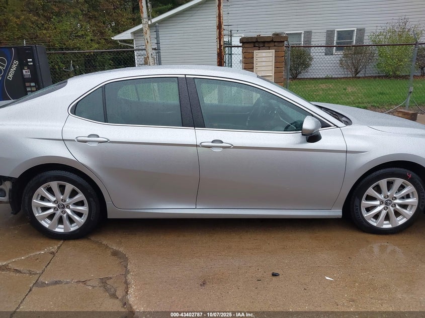 2018 Toyota Camry Le VIN: 4T1B11HK9JU543595 Lot: 43402787