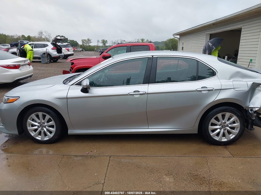 2018 Toyota Camry Le VIN: 4T1B11HK9JU543595 Lot: 43402787