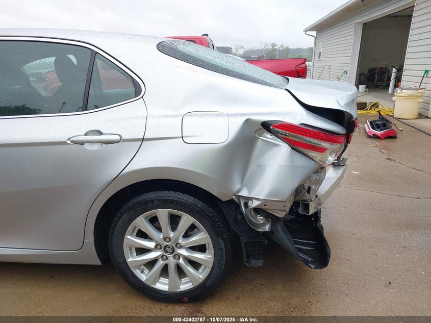 2018 Toyota Camry Le VIN: 4T1B11HK9JU543595 Lot: 43402787